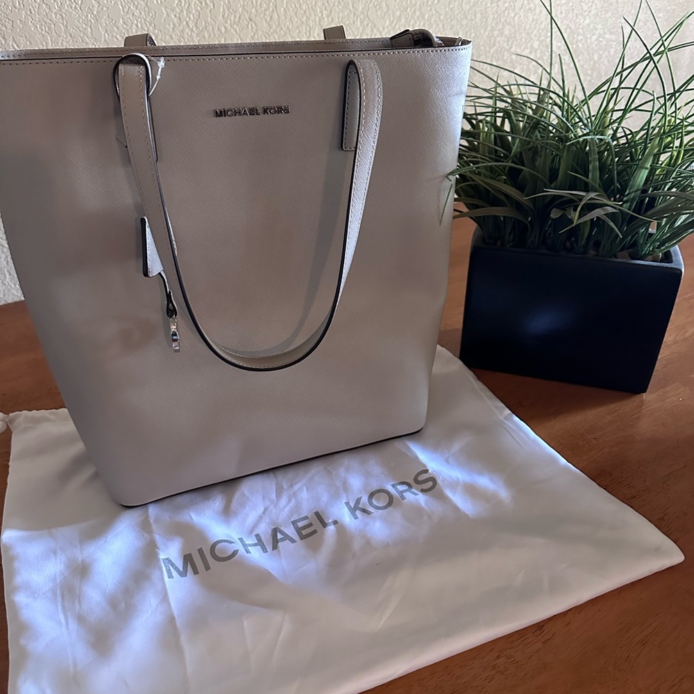 Beautiful Timeless Michael Kors bag.